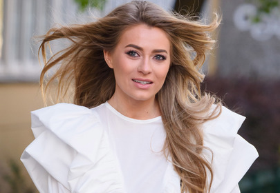 piekna marcelina zawadzka idzie ulica w białej bluzce i czarnych spodniach piekna marcelina zawadzka idzie ulica w białej bluzce i czarnych spodniach