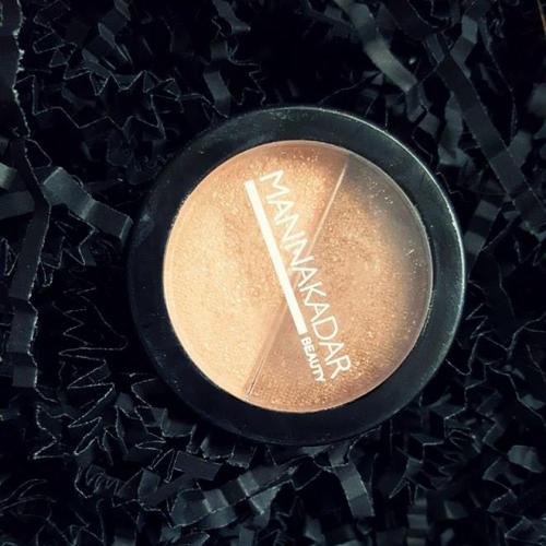 Option : Duo Manna Kadar Radiance Split Pan Bronzer & Highlighter