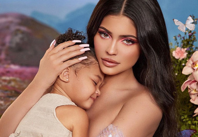 Kylie Jenner córka Stormi w za dużych kolczykach Kylie Jenner córka Stormi w za dużych kolczykach
