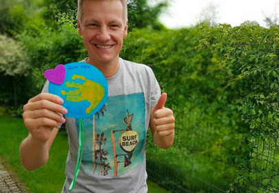 Marcin Mroczek pokazuje laurkę od swojego synka na dzień taty Marcin Mroczek pokazuje laurkę od swojego synka na dzień taty