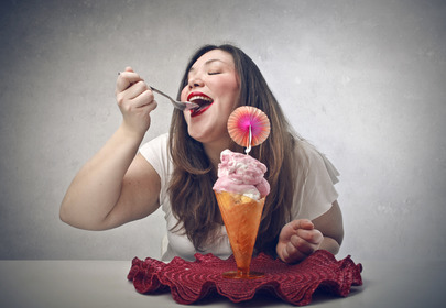 kobieta jedząca lody kobieta jedząca lody