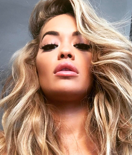 Rita Ora w blond włosach Gwiazdy w blond włosach - trend