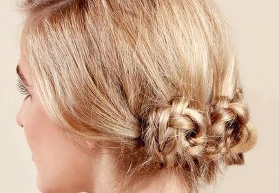 Blond włosy związane nad karkiem we fryzurę z zaplatanymi koczkami Blond włosy związane nad karkiem we fryzurę z zaplatanymi koczkami