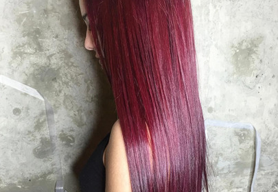 dziewczyna z długimi prostymi włosami w odcieniu cherry red dziewczyna z długimi prostymi włosami w odcieniu cherry red