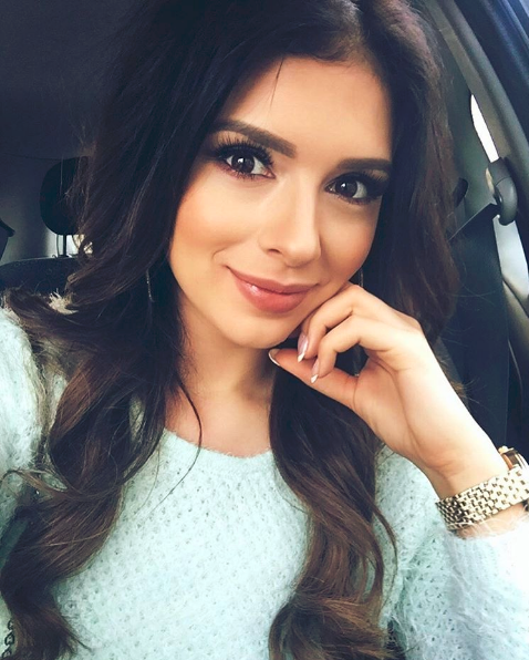 Klaudia Halejcio z dorysowanymi mięśniami - Wizaz.pl