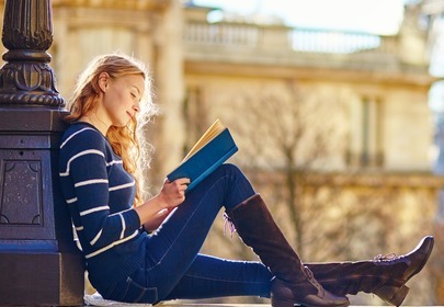blondynka czyta książkę oparta o latarnię uliczną blondynka czyta książkę oparta o latarnię uliczną