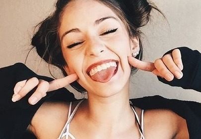 uśmiechnięta dziewczyna selfie uśmiechnięta dziewczyna selfie