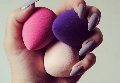 3 beauty blendery trzymane w ręce 3 beauty blendery trzymane w ręce