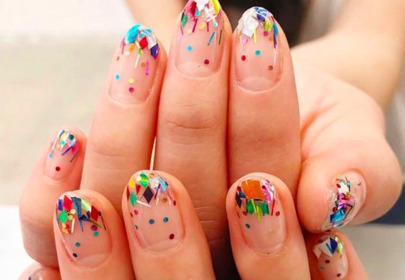 Modny manicure z konfetti na wiosnę i lato Modny manicure z konfetti na wiosnę i lato