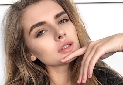 blondynka z piękną cerą w czarnej bluzce selfie blondynka z piękną cerą w czarnej bluzce selfie