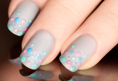 Manicure z pastelowymi kropkami Manicure z pastelowymi kropkami