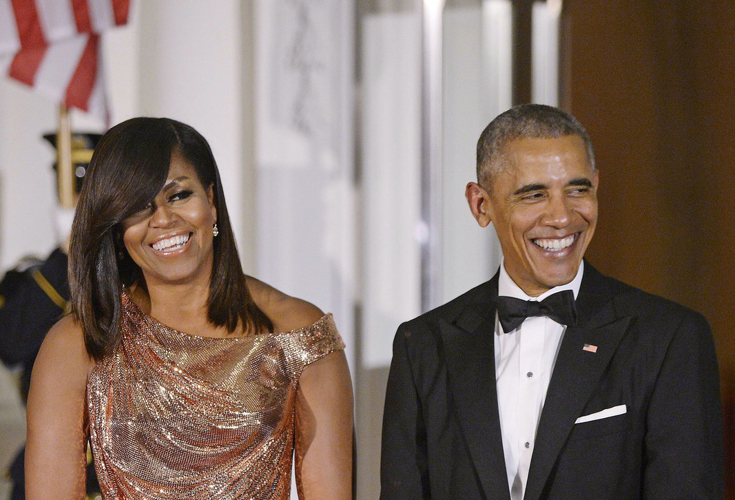https://static.wizaz.pl/resize/var/ezdemo_site/storage/images/moda/michelle-obama-w-kreacji-versace/1612131-7-pol-PL/Michelle-Obama-zachwyca-kreacja!-Zobaczcie-jaka-suknie-Pierwsza-Dama-USA-wybrala-na-ostatnia-oficjalna-kolacje.jpg