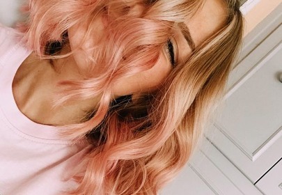 Fryzura na wakacje 2019 to modny brzoskwiniowy blond Fryzura na wakacje 2019 to modny brzoskwiniowy blond