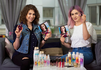 Dziewczyny testują kosmetyki avon Dziewczyny testują kosmetyki avon